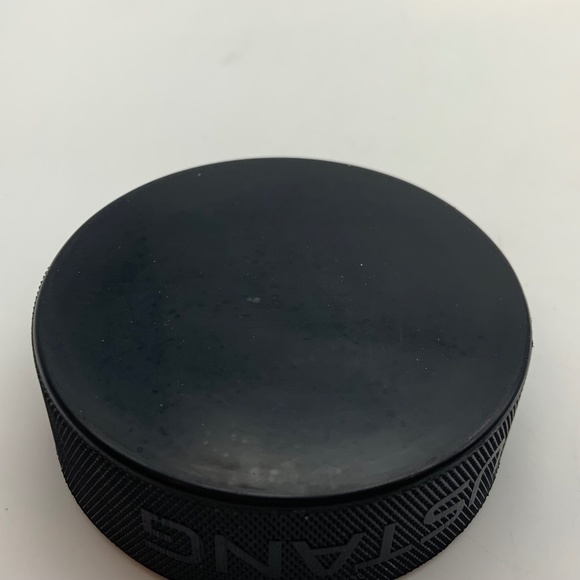 New York Islanders Stanley Cup Champions Embossed Collectible Puck - Picture 10 of 15